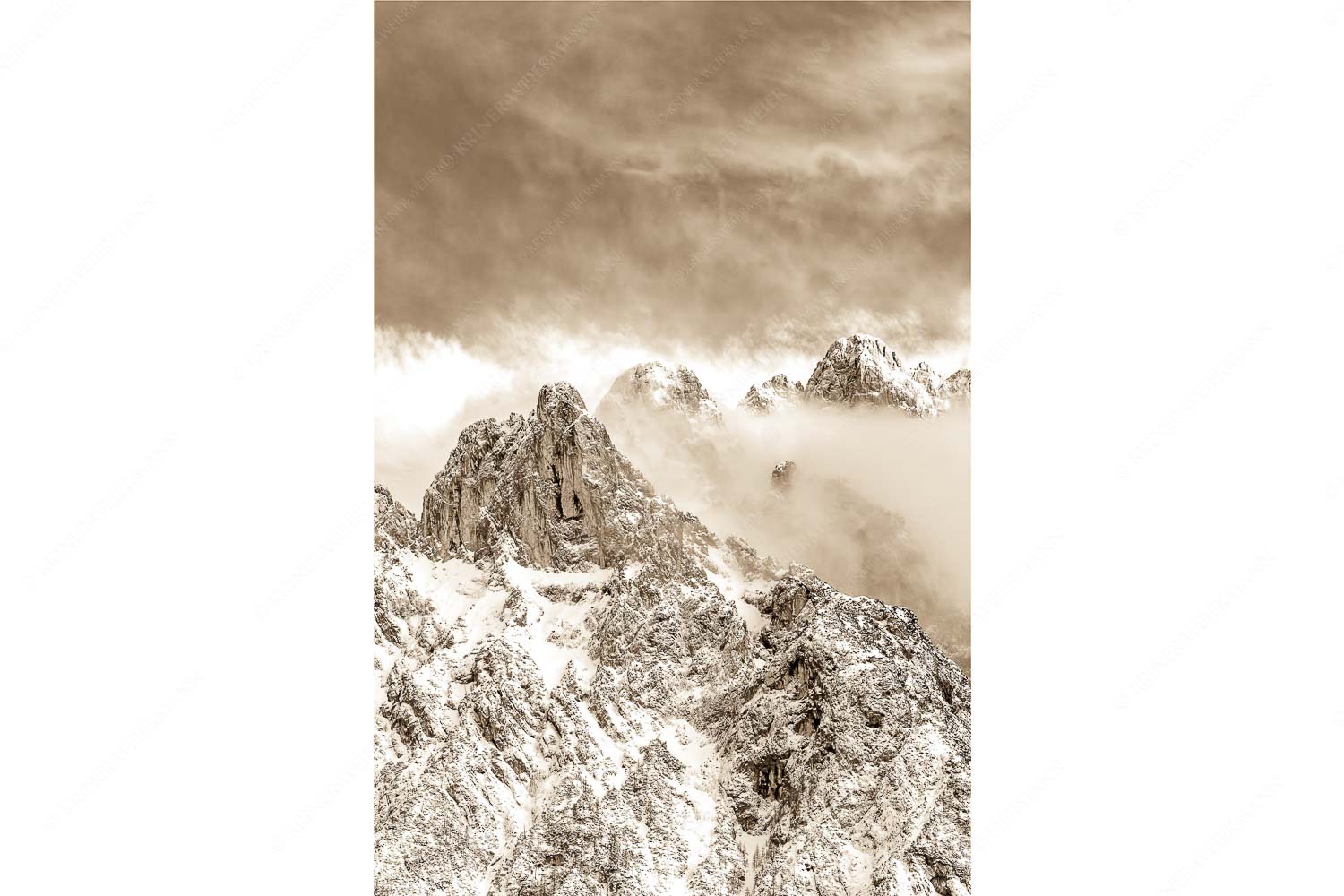 Nebelreissen am Kofler – Seitenverhältnis 2:3 — Viererspitze bei Mittenwald Blick von Mittenwald auf Viererspitze, Karwendelköpfe und Koflerturm im Nebel