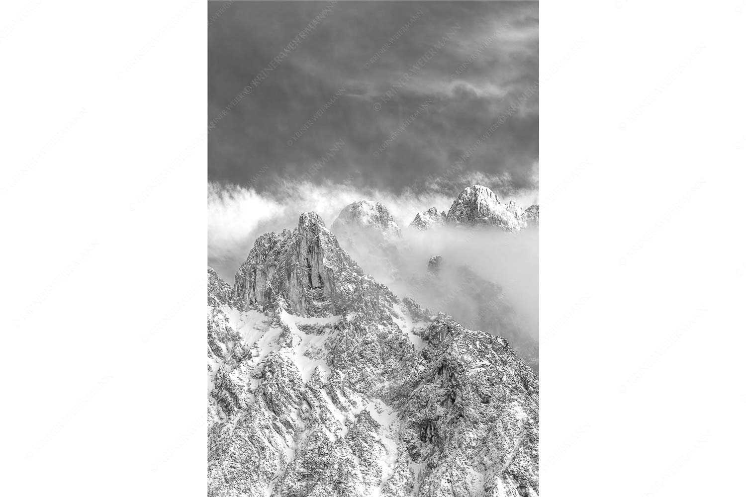 Blick von Mittenwald auf Viererspitze, Karwendelköpfe und Koflerturm im Nebel