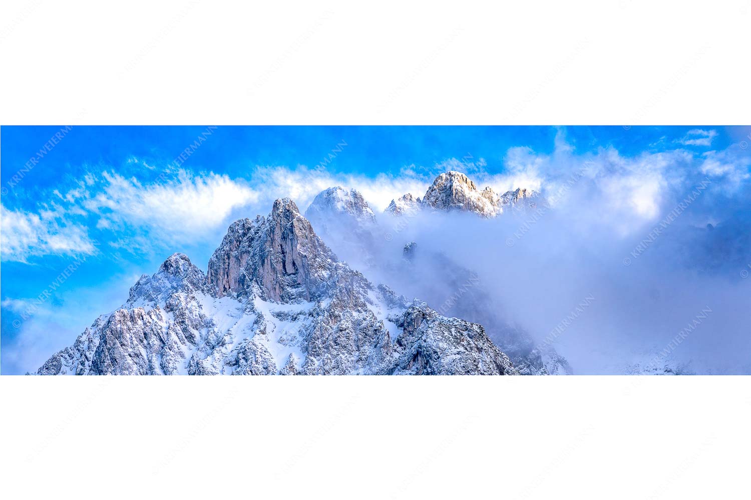 Nebelreissen am Kofler – Seitenverhältnis 3:1 — Viererspitze bei Mittenwald Blick von Mittenwald auf Viererspitze, Karwendelköpfe und Koflerturm im Nebel