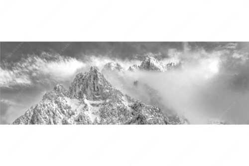 Blick von Mittenwald auf Viererspitze, Karwendelköpfe und Koflerturm im Nebel - Nebelreissen am Kofler - Seitenverhältnis 3:1 - Viererspitze bei Mittenwald - weitere Infos unter https://www.kriner-weiermann.de