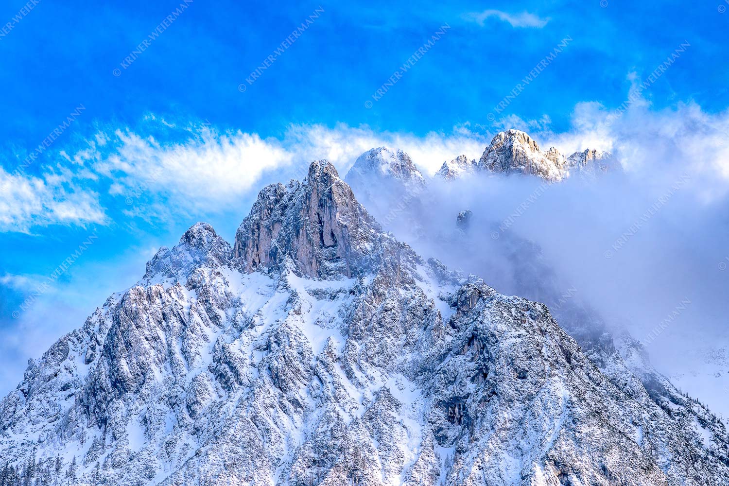 Blick von Mittenwald auf Viererspitze, Karwendelköpfe und Koflerturm im Nebel - Nebelreissen am Kofler - Seitenverhältnis 3:2 - Viererspitze bei Mittenwald - weitere Infos unter https://www.kriner-weiermann.de