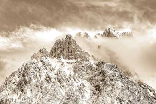 Blick von Mittenwald auf Viererspitze, Karwendelköpfe und Koflerturm im Nebel - Nebelreissen am Kofler - Seitenverhältnis 3:2 - Viererspitze bei Mittenwald - weitere Infos unter https://www.kriner-weiermann.de
