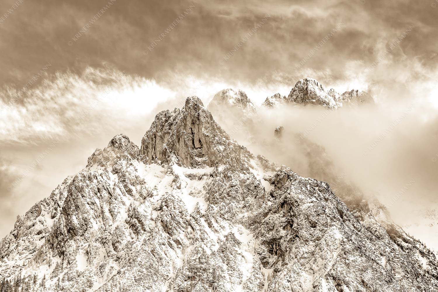 Blick von Mittenwald auf Viererspitze, Karwendelköpfe und Koflerturm im Nebel