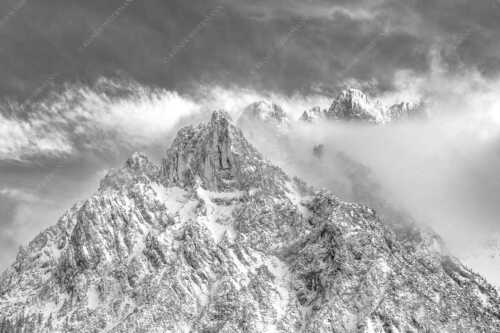 Blick von Mittenwald auf Viererspitze, Karwendelköpfe und Koflerturm im Nebel - Nebelreissen am Kofler - Seitenverhältnis 3:2 - Viererspitze bei Mittenwald - weitere Infos unter https://www.kriner-weiermann.de