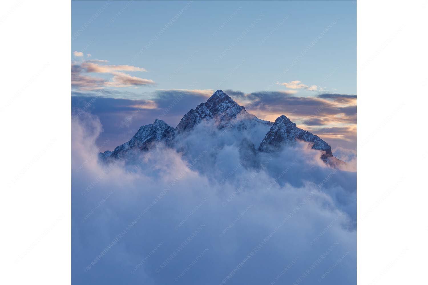 Neptun – Seitenverhältnis 1:1 — Hochwanner im Wettersteingebirge Über der Reintal ragt der Hochwanner am Morgen aus dem Nebel empor