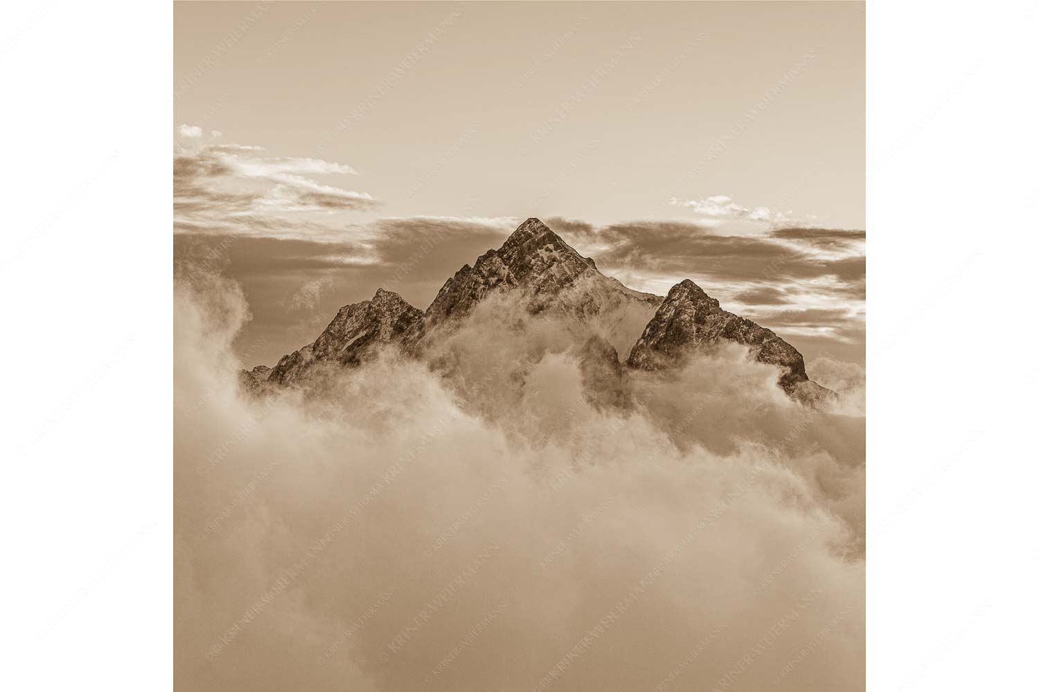 Neptun – Seitenverhältnis 1:1 — Hochwanner im Wettersteingebirge Über der Reintal ragt der Hochwanner am Morgen aus dem Nebel empor