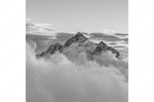 Über der Reintal ragt der Hochwanner am Morgen aus dem Nebel empor - Neptun - Seitenverhältnis 1:1 - Hochwanner im Wettersteingebirge - weitere Infos unter https://www.kriner-weiermann.de