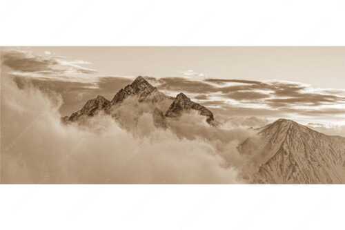 Über der Reintal ragt der Hochwanner am Morgen aus dem Nebel empor - Neptun - Seitenverhältnis 2,5:1 - Hochwanner im Wettersteingebirge - weitere Infos unter https://www.kriner-weiermann.de