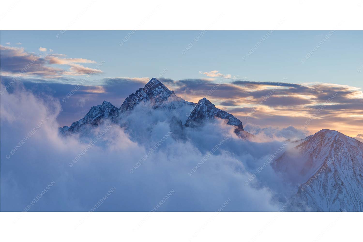 Neptun – Seitenverhältnis 2:1 — Hochwanner im Wettersteingebirge Über der Reintal ragt der Hochwanner am Morgen aus dem Nebel empor