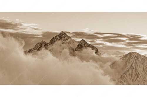 Über der Reintal ragt der Hochwanner am Morgen aus dem Nebel empor - Neptun - Seitenverhältnis 2:1 - Hochwanner im Wettersteingebirge - weitere Infos unter https://www.kriner-weiermann.de