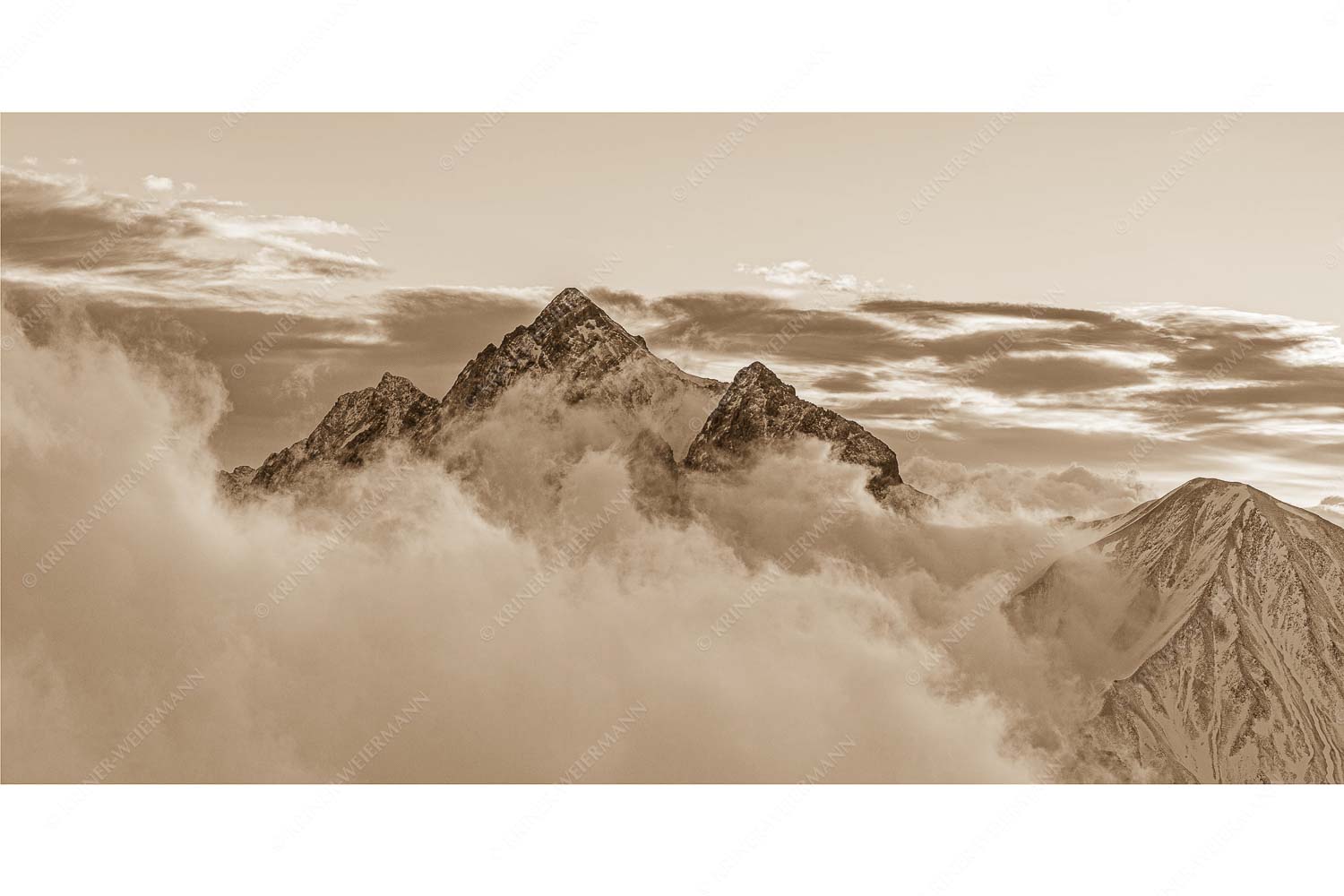 Neptun – Seitenverhältnis 2:1 — Hochwanner im Wettersteingebirge Über der Reintal ragt der Hochwanner am Morgen aus dem Nebel empor