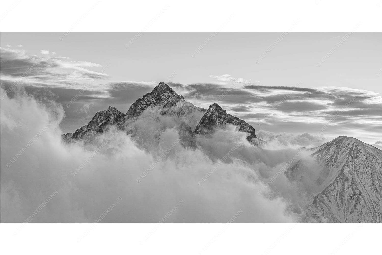 Neptun – Seitenverhältnis 2:1 — Hochwanner im Wettersteingebirge Über der Reintal ragt der Hochwanner am Morgen aus dem Nebel empor