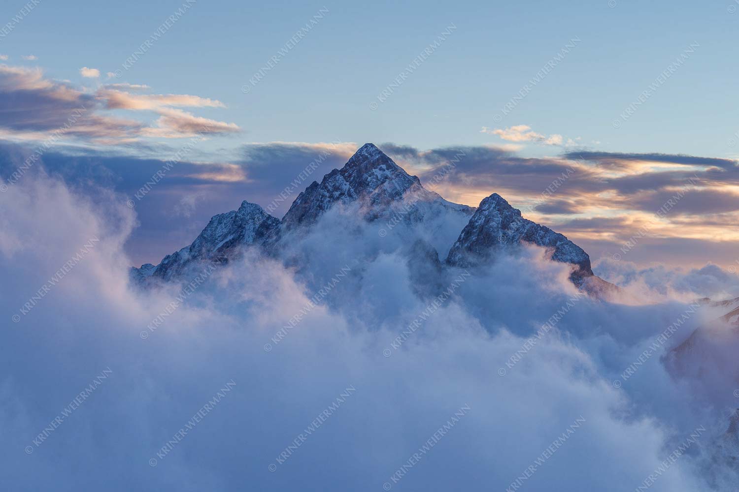 Neptun – Seitenverhältnis 3:2 — Hochwanner im Wettersteingebirge Über der Reintal ragt der Hochwanner am Morgen aus dem Nebel empor