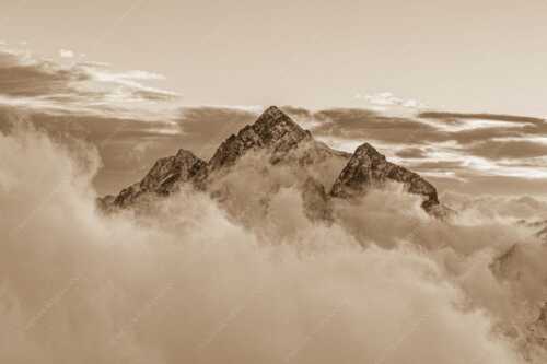 Über der Reintal ragt der Hochwanner am Morgen aus dem Nebel empor - Neptun - Seitenverhältnis 3:2 - Hochwanner im Wettersteingebirge - weitere Infos unter https://www.kriner-weiermann.de
