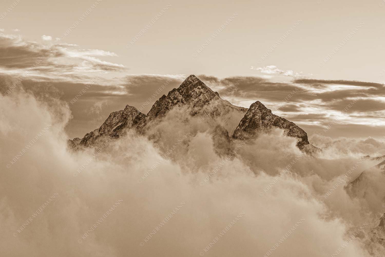 Neptun – Seitenverhältnis 3:2 — Hochwanner im Wettersteingebirge Über der Reintal ragt der Hochwanner am Morgen aus dem Nebel empor