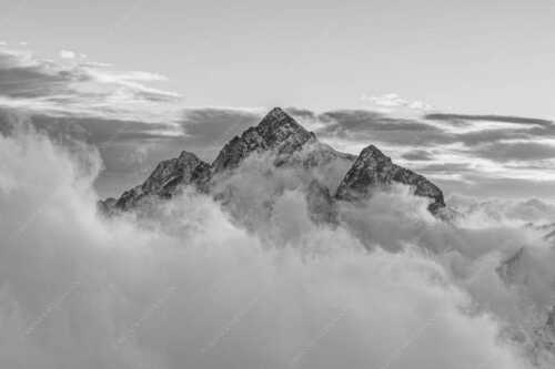 Über der Reintal ragt der Hochwanner am Morgen aus dem Nebel empor - Neptun - Seitenverhältnis 3:2 - Hochwanner im Wettersteingebirge - weitere Infos unter https://www.kriner-weiermann.de