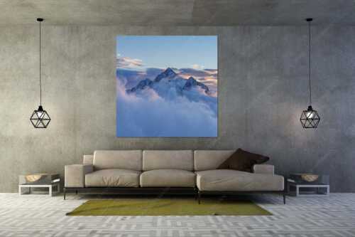 Über der Reintal ragt der Hochwanner am Morgen aus dem Nebel empor - Neptun - Größe ca. 160x160cm, Seitenverhältnis 1:1 - Hochwanner im Wettersteingebirge - weitere Infos unter https://www.kriner-weiermann.de