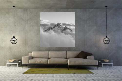 Über der Reintal ragt der Hochwanner am Morgen aus dem Nebel empor - Neptun - Größe ca. 160x160cm, Seitenverhältnis 1:1 - Hochwanner im Wettersteingebirge - weitere Infos unter https://www.kriner-weiermann.de