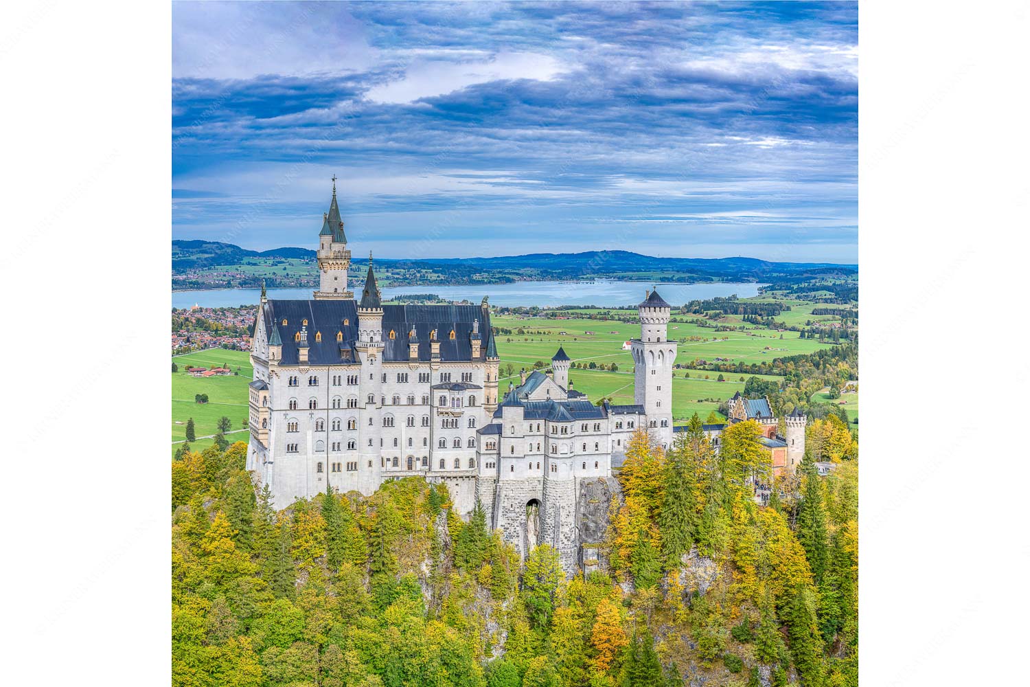 Neuschwanstein im Herbstkleid – Seitenverhältnis 1:1 — Schloss Neuschwanstein mit Forggensee Schloss Neuschwanstein mit Forggensee und Bannwaldsee im Hintergrund