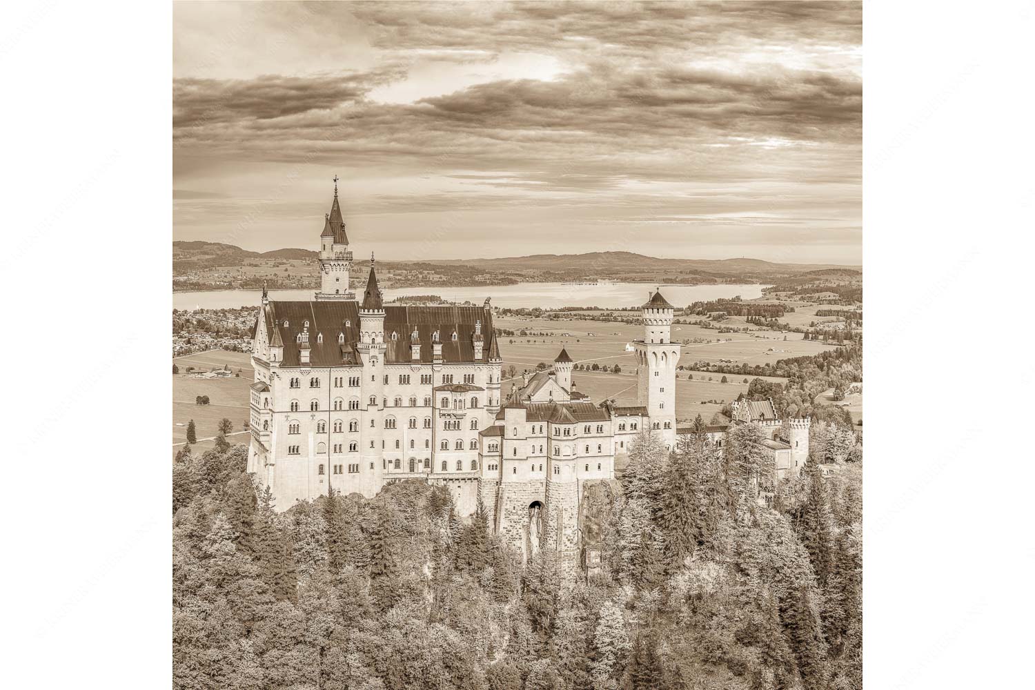Schloss Neuschwanstein mit Forggensee und Bannwaldsee im Hintergrund