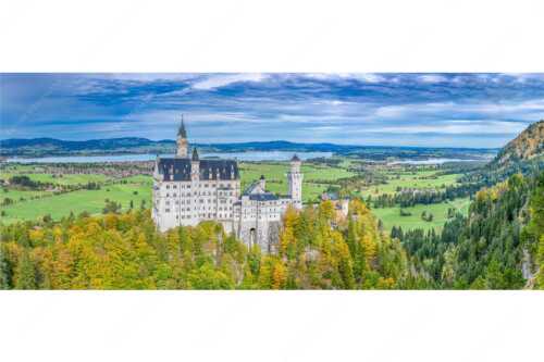 Schloss Neuschwanstein mit Forggensee und Bannwaldsee im Hintergrund - Neuschwanstein im Herbstkleid - Seitenverhältnis 2,5:1 - Schloss Neuschwanstein mit Forggensee - weitere Infos unter https://www.kriner-weiermann.de