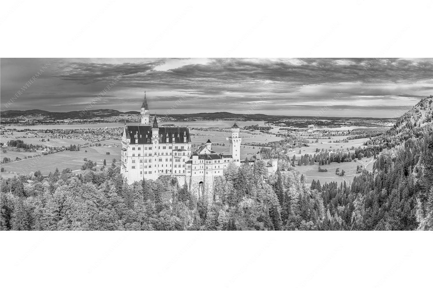 Neuschwanstein im Herbstkleid – Seitenverhältnis 2,5:1 — Schloss Neuschwanstein mit Forggensee Schloss Neuschwanstein mit Forggensee und Bannwaldsee im Hintergrund