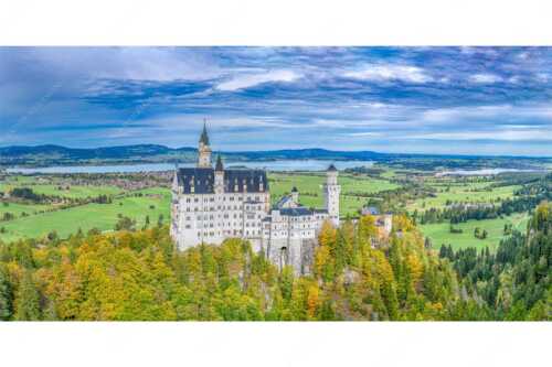 Schloss Neuschwanstein mit Forggensee und Bannwaldsee im Hintergrund - Neuschwanstein im Herbstkleid - Seitenverhältnis 2:1 - Schloss Neuschwanstein mit Forggensee - weitere Infos unter https://www.kriner-weiermann.de
