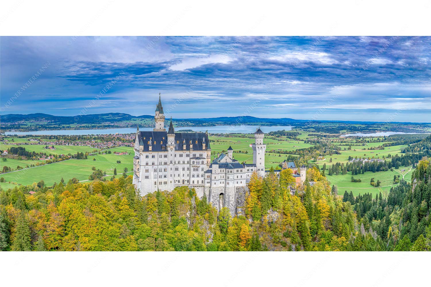 Neuschwanstein im Herbstkleid – Seitenverhältnis 2:1 — Schloss Neuschwanstein mit Forggensee Schloss Neuschwanstein mit Forggensee und Bannwaldsee im Hintergrund