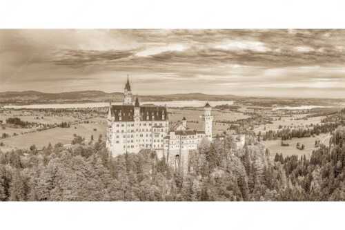 Schloss Neuschwanstein mit Forggensee und Bannwaldsee im Hintergrund - Neuschwanstein im Herbstkleid - Seitenverhältnis 2:1 - Schloss Neuschwanstein mit Forggensee - weitere Infos unter https://www.kriner-weiermann.de