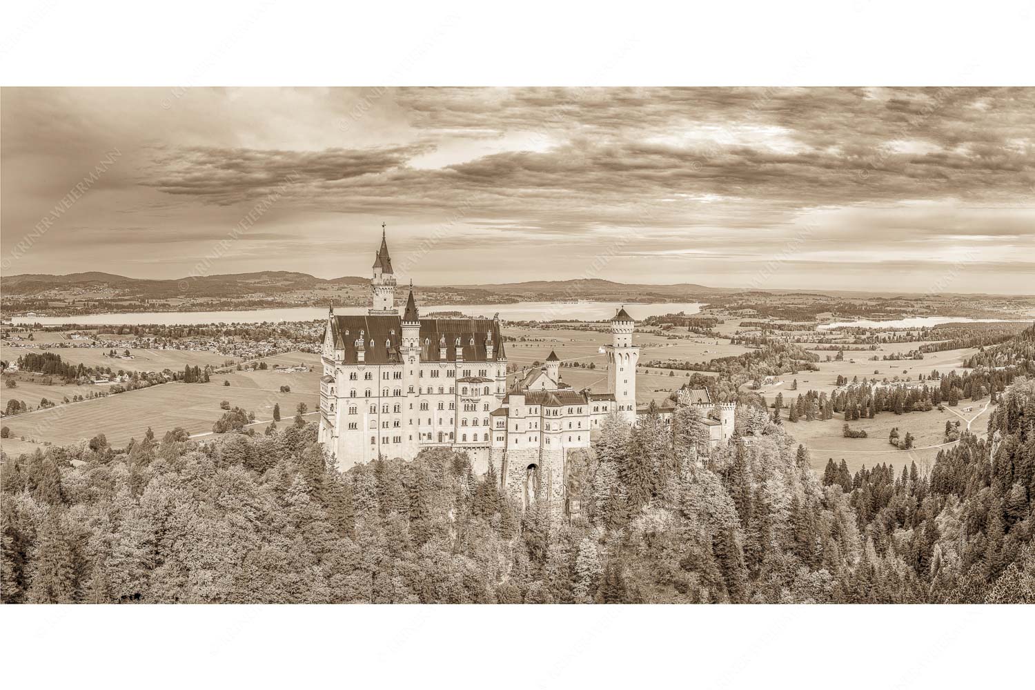 Schloss Neuschwanstein mit Forggensee und Bannwaldsee im Hintergrund