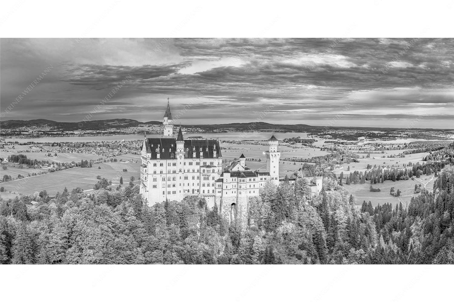 Schloss Neuschwanstein mit Forggensee und Bannwaldsee im Hintergrund