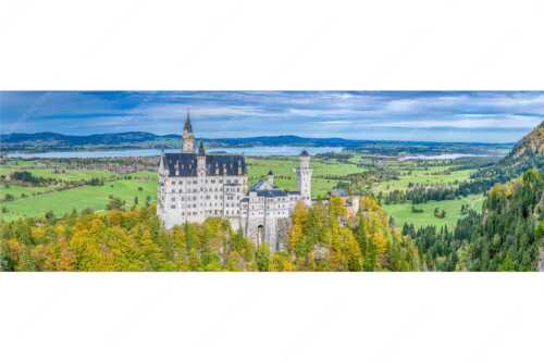 Schloss Neuschwanstein mit Forggensee und Bannwaldsee im Hintergrund - Neuschwanstein im Herbstkleid - Seitenverhältnis 3:1 - Schloss Neuschwanstein mit Forggensee - weitere Infos unter https://www.kriner-weiermann.de