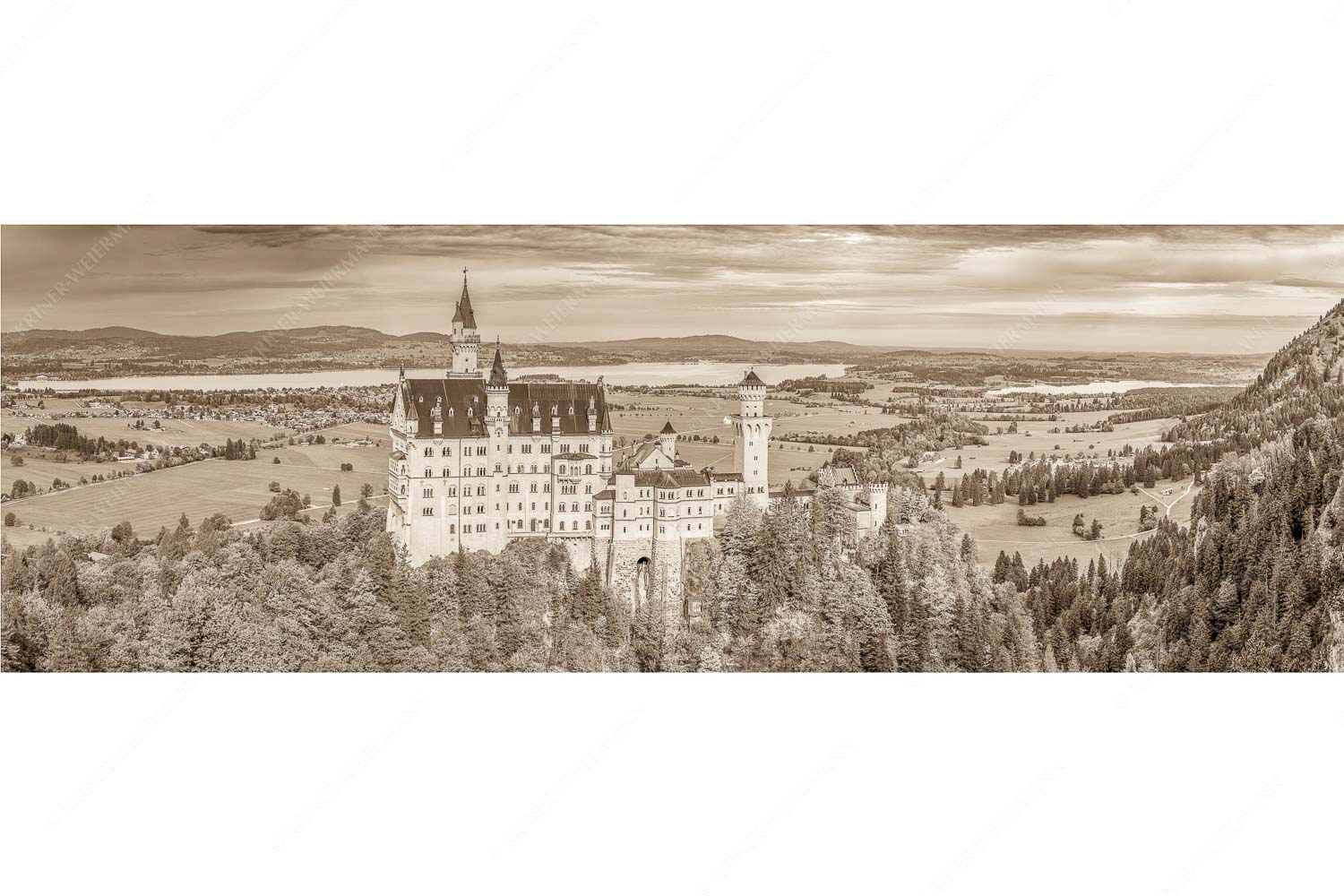 Neuschwanstein im Herbstkleid – Seitenverhältnis 3:1 — Schloss Neuschwanstein mit Forggensee Schloss Neuschwanstein mit Forggensee und Bannwaldsee im Hintergrund