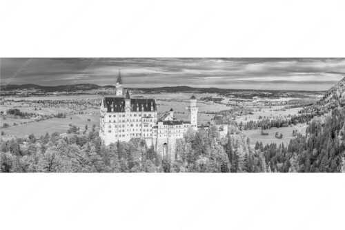 Schloss Neuschwanstein mit Forggensee und Bannwaldsee im Hintergrund - Neuschwanstein im Herbstkleid - Seitenverhältnis 3:1 - Schloss Neuschwanstein mit Forggensee - weitere Infos unter https://www.kriner-weiermann.de