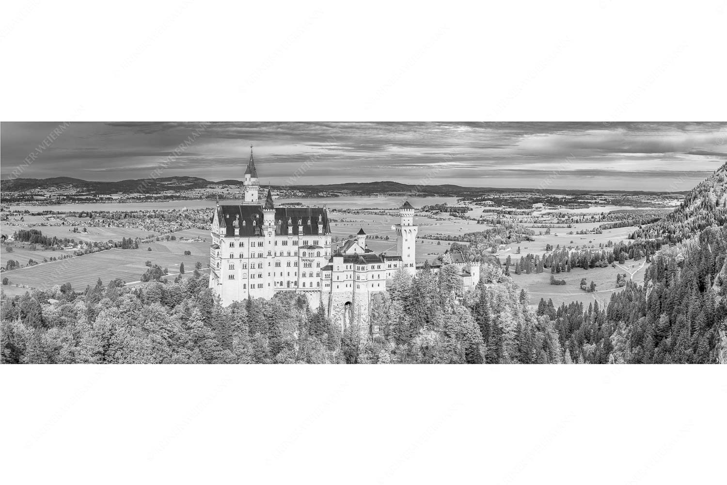 Neuschwanstein im Herbstkleid – Seitenverhältnis 3:1 — Schloss Neuschwanstein mit Forggensee Schloss Neuschwanstein mit Forggensee und Bannwaldsee im Hintergrund