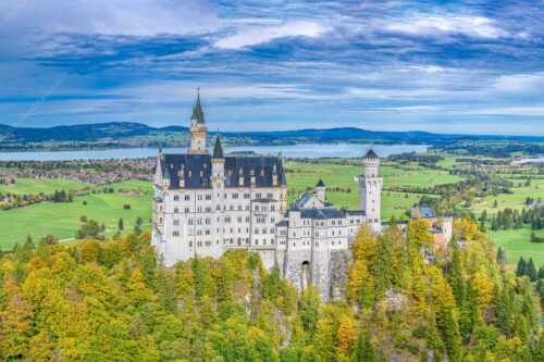 Schloss Neuschwanstein mit Forggensee und Bannwaldsee im Hintergrund - Neuschwanstein im Herbstkleid - Seitenverhältnis 3:2 - Schloss Neuschwanstein mit Forggensee - weitere Infos unter https://www.kriner-weiermann.de