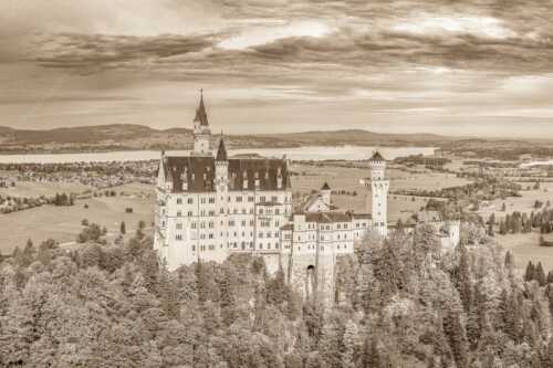 Schloss Neuschwanstein mit Forggensee und Bannwaldsee im Hintergrund - Neuschwanstein im Herbstkleid - Seitenverhältnis 3:2 - Schloss Neuschwanstein mit Forggensee - weitere Infos unter https://www.kriner-weiermann.de