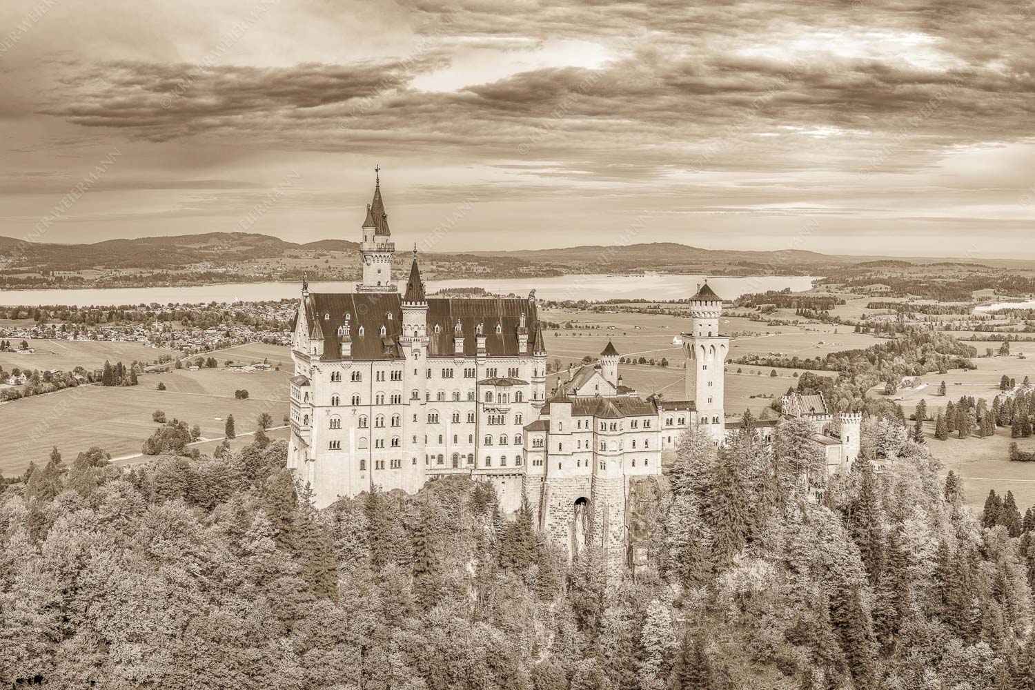 Schloss Neuschwanstein mit Forggensee und Bannwaldsee im Hintergrund