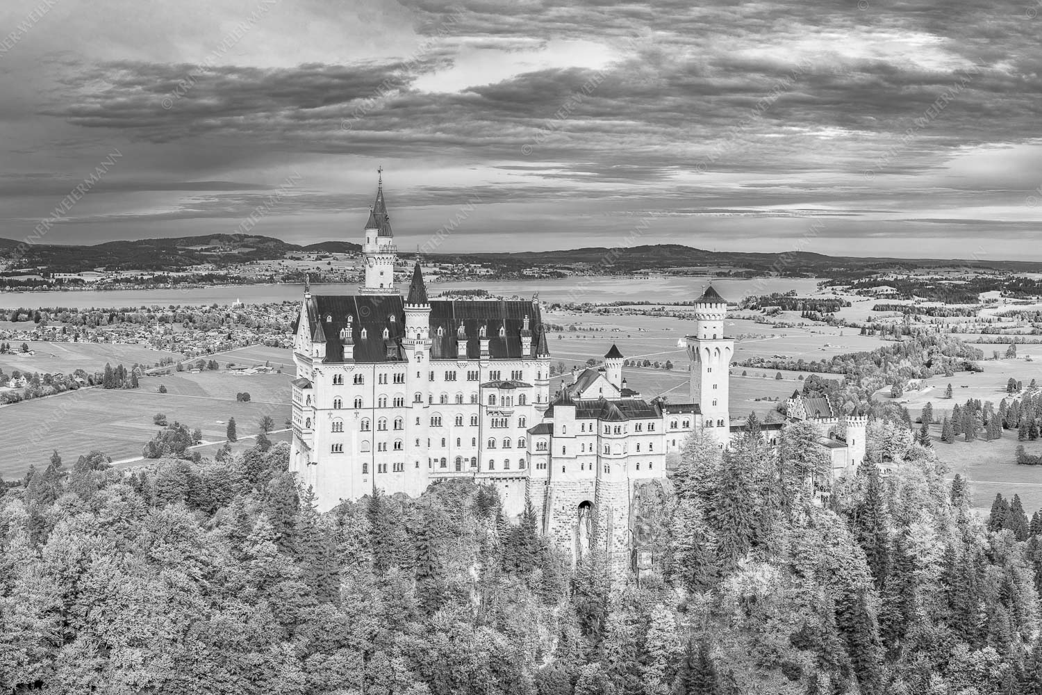 Neuschwanstein im Herbstkleid – Seitenverhältnis 3:2 — Schloss Neuschwanstein mit Forggensee Schloss Neuschwanstein mit Forggensee und Bannwaldsee im Hintergrund