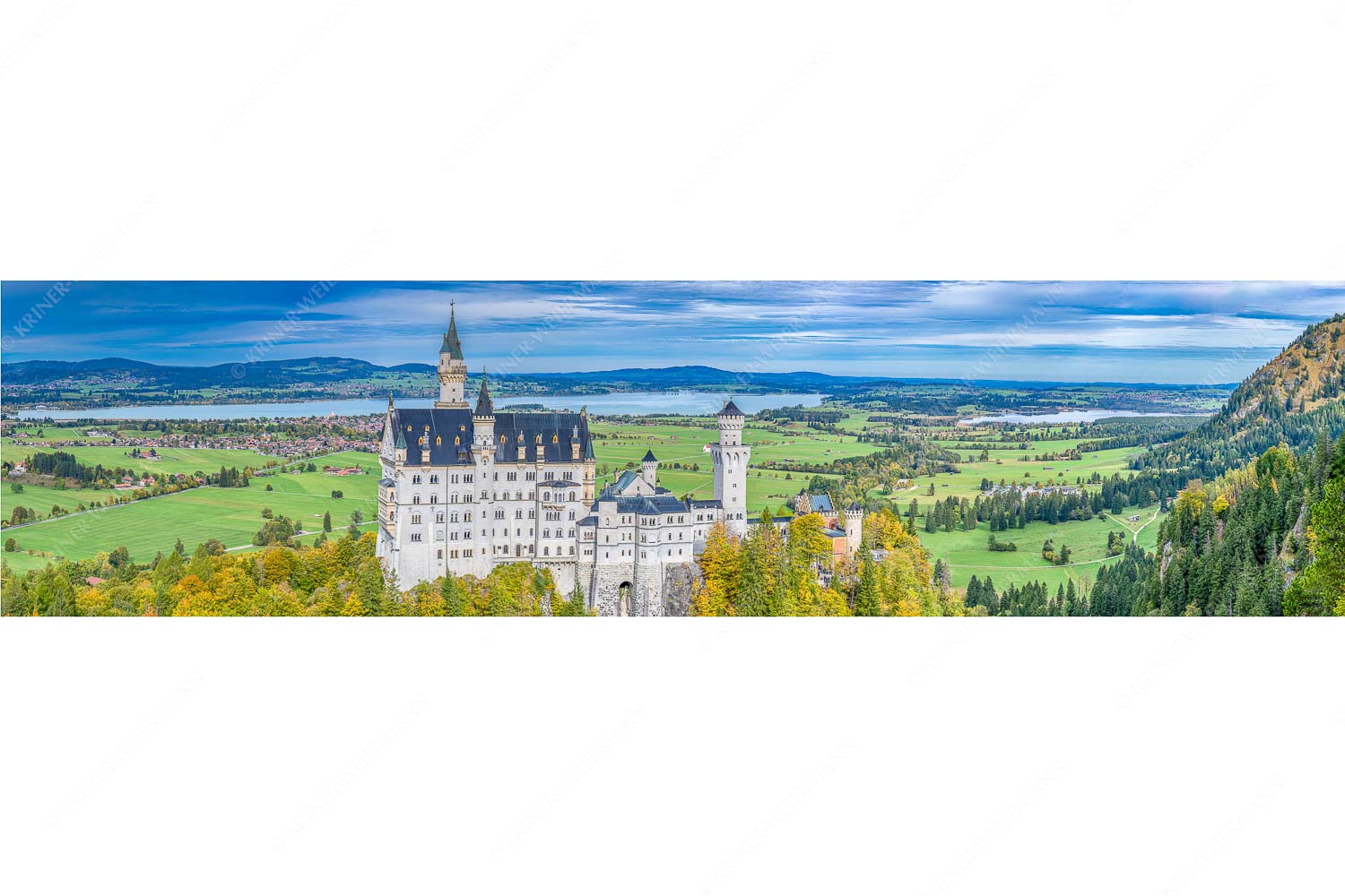Schloss Neuschwanstein mit Forggensee und Bannwaldsee im Hintergrund - Neuschwanstein im Herbstkleid - Seitenverhältnis 4:1 - Schloss Neuschwanstein mit Forggensee - weitere Infos unter https://www.kriner-weiermann.de