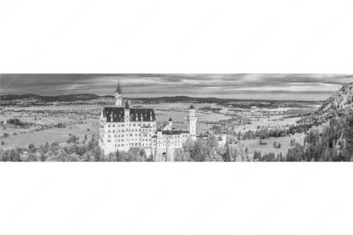 Schloss Neuschwanstein mit Forggensee und Bannwaldsee im Hintergrund - Neuschwanstein im Herbstkleid - Seitenverhältnis 4:1 - Schloss Neuschwanstein mit Forggensee - weitere Infos unter https://www.kriner-weiermann.de