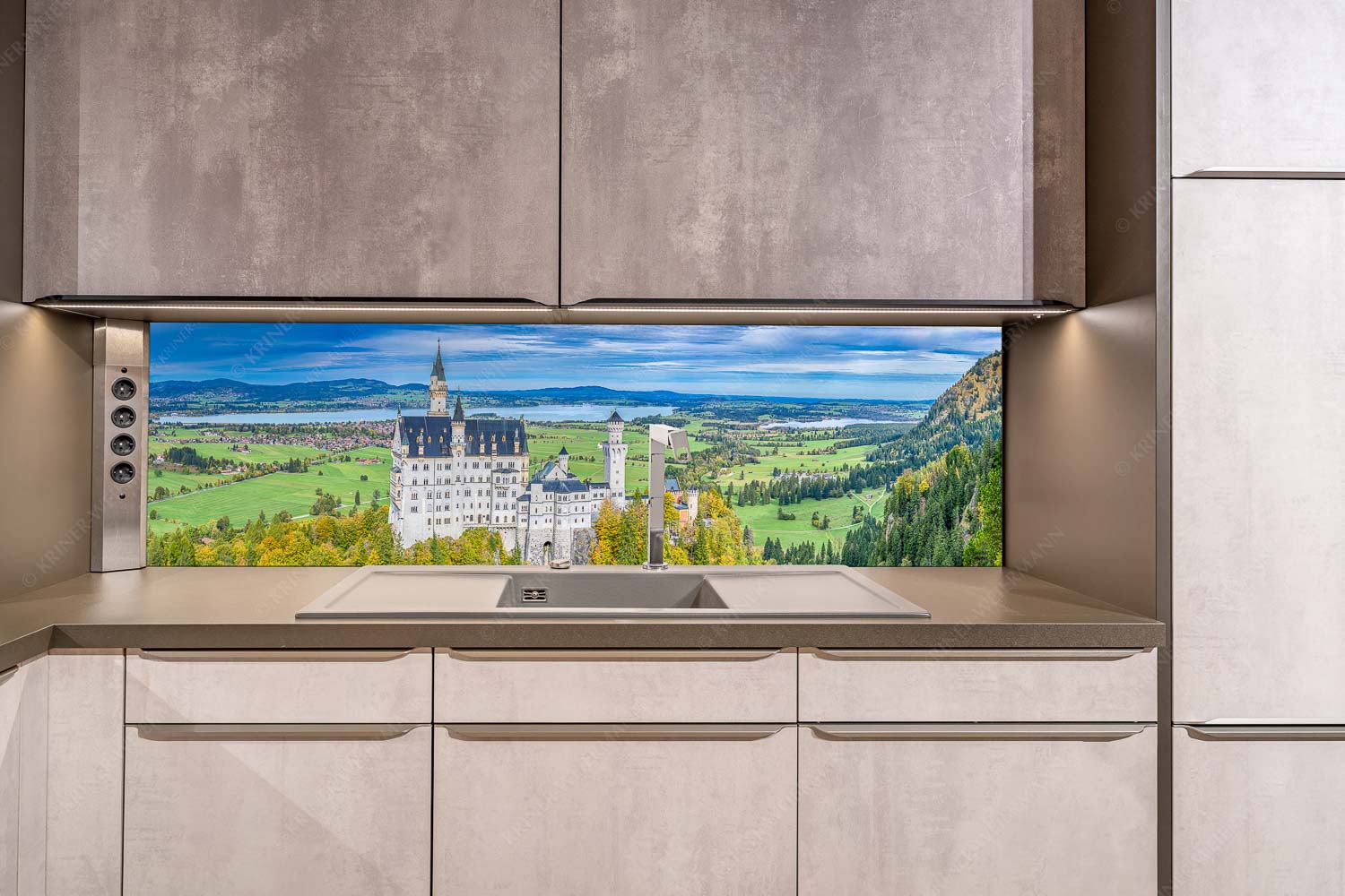 Neuschwanstein im Herbstkleid – Größe ca. 200x50cm, Seitenverhältnis ca: 4:1 — Schloss Neuschwanstein mit Forggensee Schloss Neuschwanstein mit Forggensee und Bannwaldsee im Hintergrund - Neuschwanstein im Herbstkleid - Größe ca. 200x50cm, Seitenverhältnis ca: 4:1 - Schloss Neuschwanstein mit Forggensee - weitere Infos unter https://www.kriner-weiermann.de