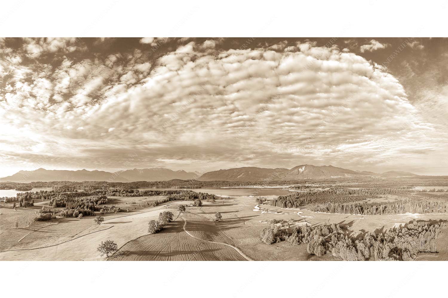 Blick über den Staffelsee zum Estergebirge und den Ammergebirge