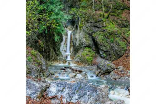 In bizarren Windungen und Wasserfällen verläuft der Heckenbach vom Jochberg hinab - Perfekt im Feng Shui - Seitenverhältnis 1:1 - Wasserfall bei Kochel am See - weitere Infos unter https://www.kriner-weiermann.de