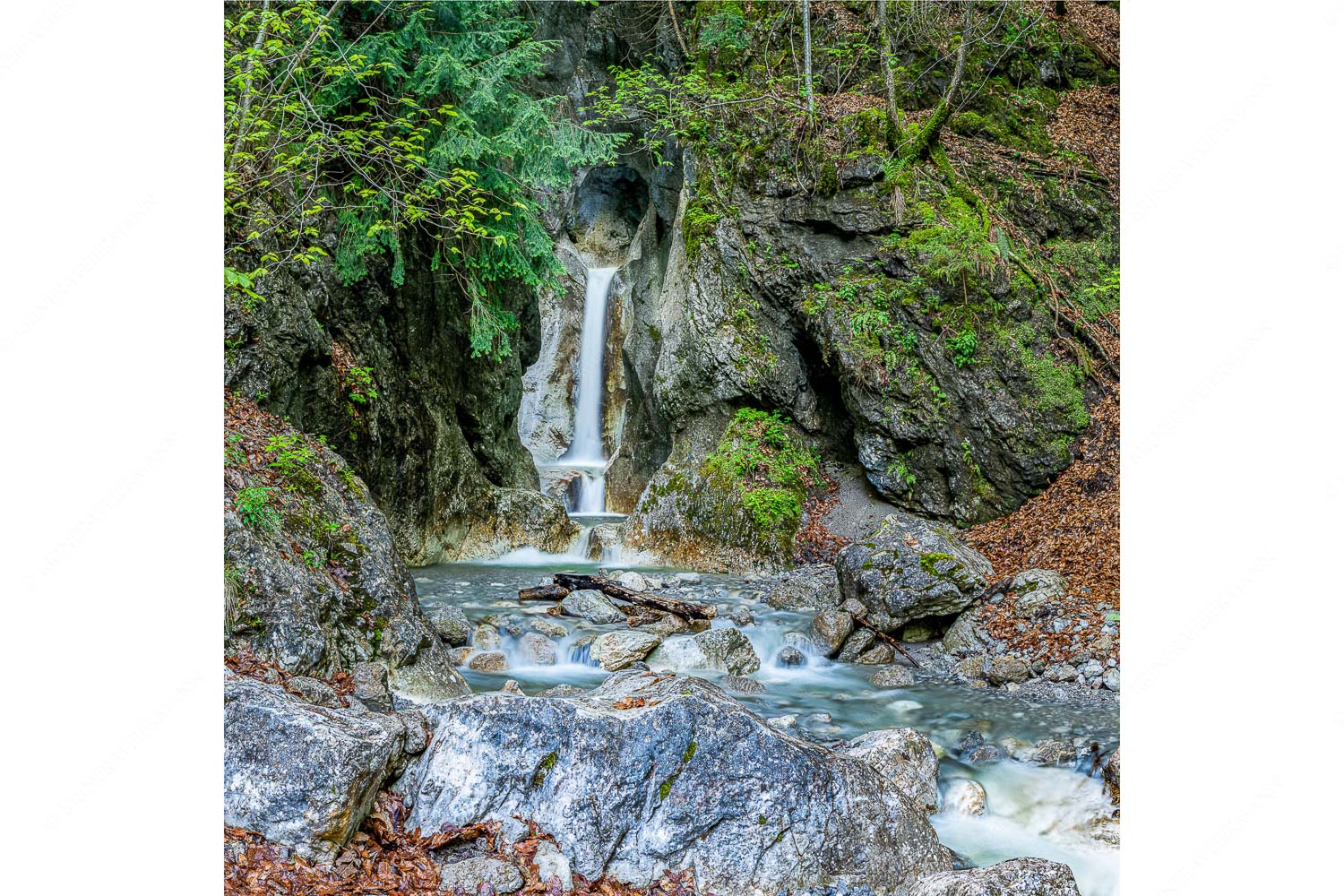 Perfekt im Feng Shui – Seitenverhältnis 1:1 — Wasserfall bei Kochel am See In bizarren Windungen und Wasserfällen verläuft der Heckenbach vom Jochberg hinab