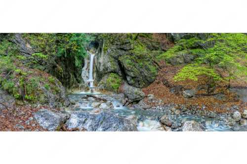 In bizarren Windungen und Wasserfällen verläuft der Heckenbach vom Jochberg hinab - Perfekt im Feng Shui - Seitenverhältnis 2,5:1 - Wasserfall bei Kochel am See - weitere Infos unter https://www.kriner-weiermann.de