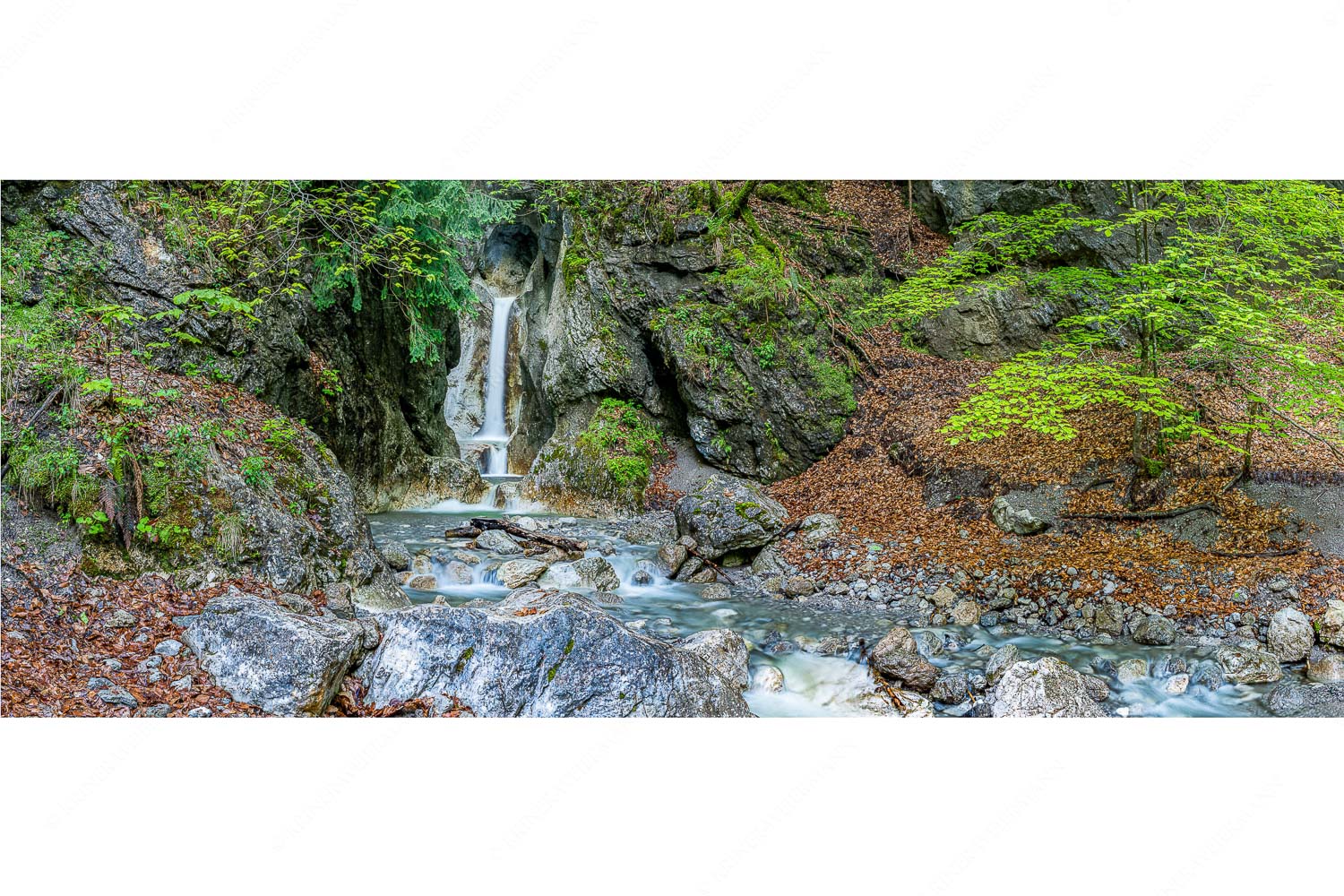 Perfekt im Feng Shui – Seitenverhältnis 2,5:1 — Wasserfall bei Kochel am See In bizarren Windungen und Wasserfällen verläuft der Heckenbach vom Jochberg hinab