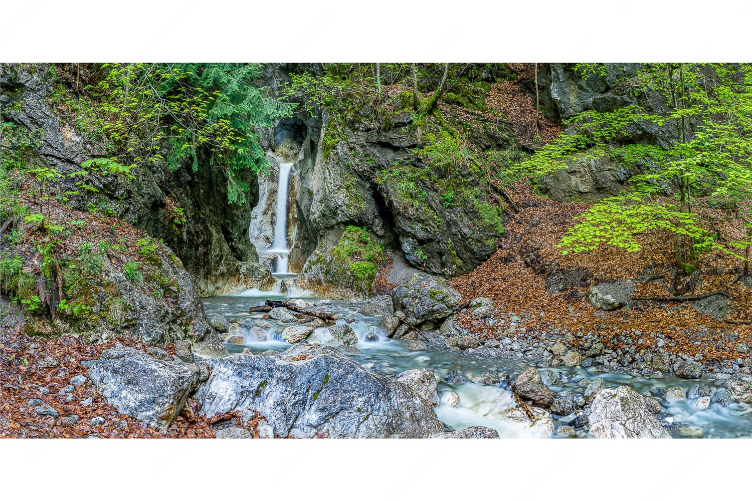 Perfekt im Feng Shui – Seitenverhältnis 2:1 — Wasserfall bei Kochel am See In bizarren Windungen und Wasserfällen verläuft der Heckenbach vom Jochberg hinab