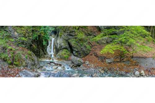 In bizarren Windungen und Wasserfällen verläuft der Heckenbach vom Jochberg hinab - Perfekt im Feng Shui - Seitenverhältnis 3:1 - Wasserfall bei Kochel am See - weitere Infos unter https://www.kriner-weiermann.de