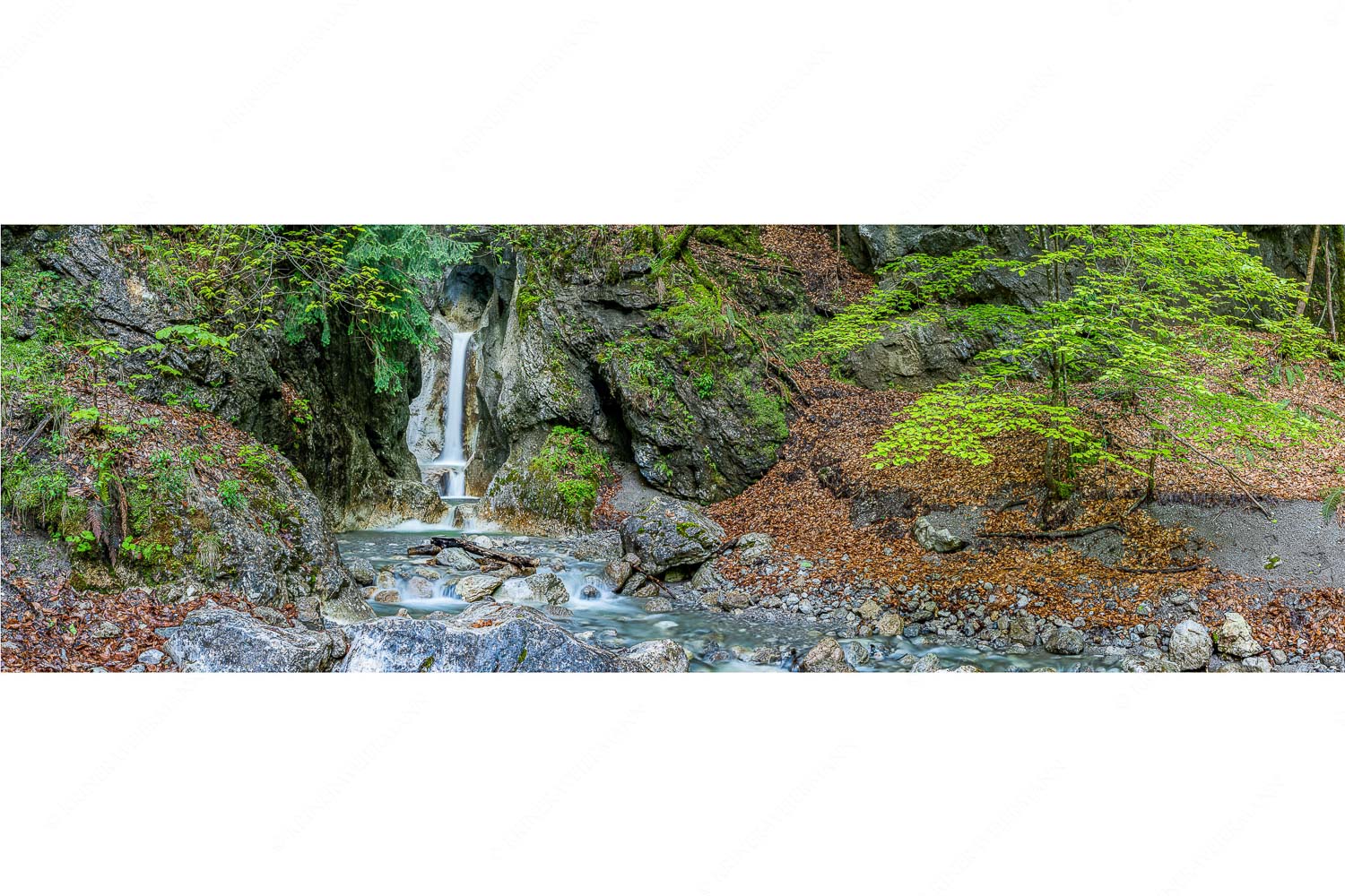 Perfekt im Feng Shui – Seitenverhältnis 3:1 — Wasserfall bei Kochel am See In bizarren Windungen und Wasserfällen verläuft der Heckenbach vom Jochberg hinab